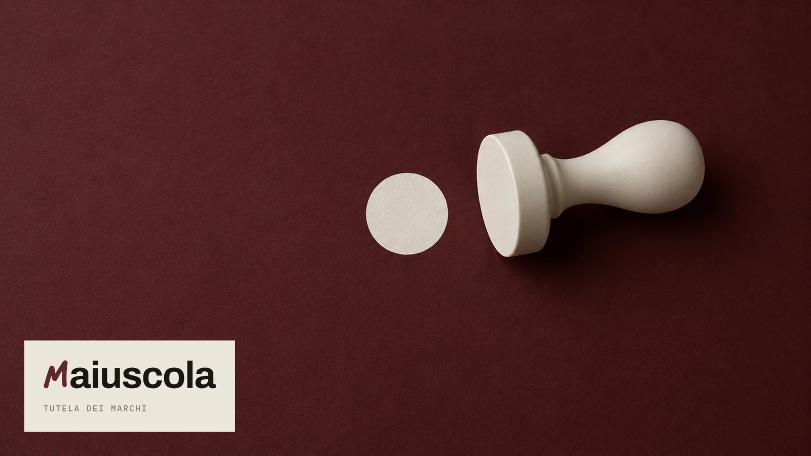 Un timbro bianco su fondo rosso scuro e la sua impronta vuota: copertina della guida sul logo creato con l'AI e la sua registrazione